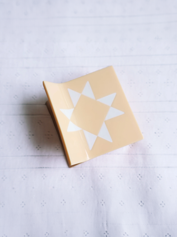 Butter Sawtooth Star Claw: Medium