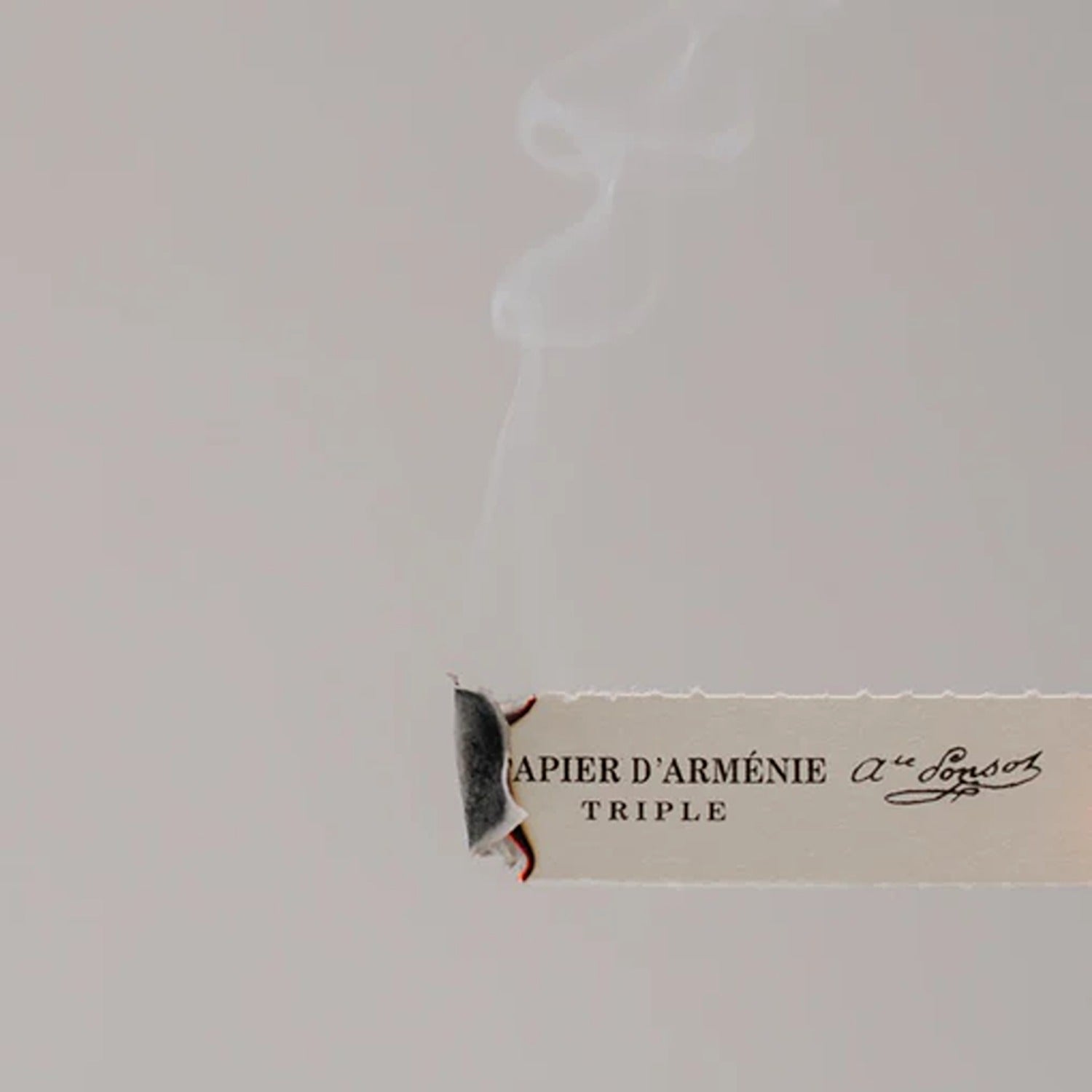 Papier d'Arménie Incense Booklet: Tradition, featuring aromatic Armenian incense papers designed for creating a calming and fragrant atmosphere.