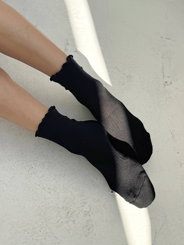 Ruffled Hugger Crew Socks: Black