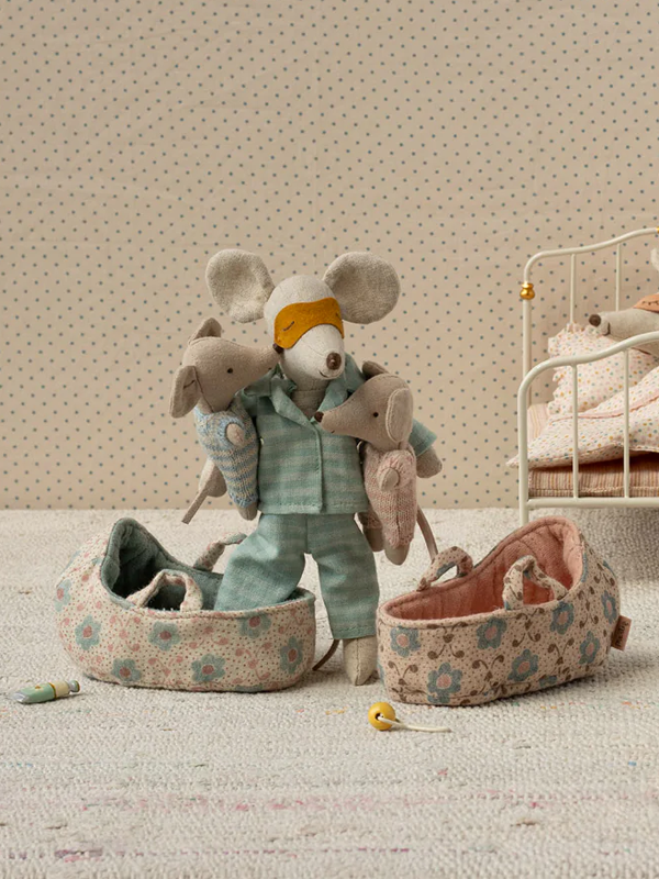 Baby Mouse in Carry Cot: Rose